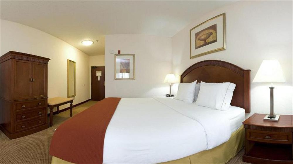 Holiday Inn Express & Suites Detroit - Farmington Hills By Ihg Northville Dış mekan fotoğraf